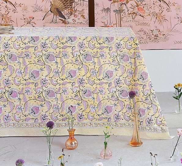 Duk med granatepletrykk i gul og rosa 170 x 270cm