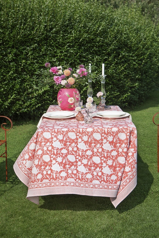 Duk med Indian Rose-trykk i Lantana Rose 150 x 230cm