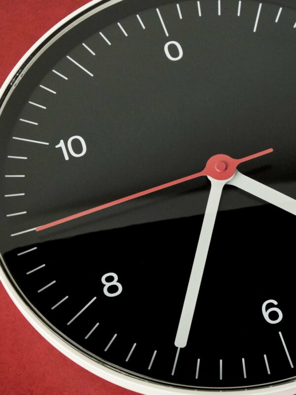 WALL CLOCK VEGGKLOKKE SORT HAY