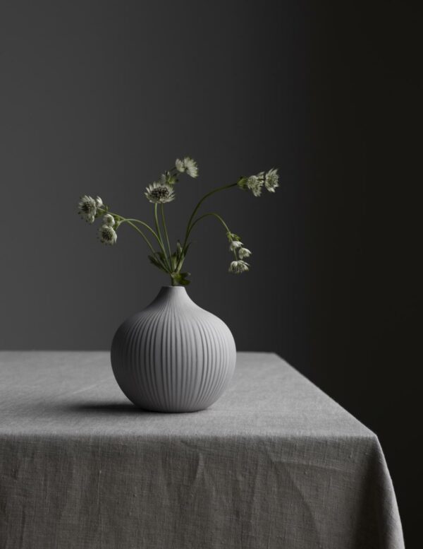 Frøbacken, Grå riflet vase