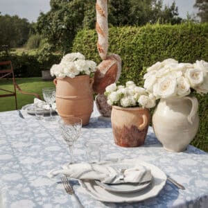 Dusty Blue duk med indisk rosetrykk 170 x 270cm