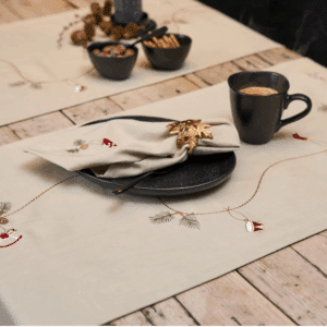 Bordløper med vakre, klassiske julebroderier