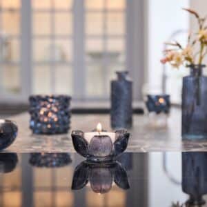 Vase m/mønster H14x6cm blått glass ass.